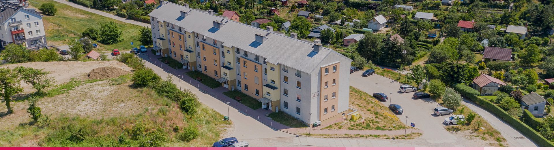 Blok stojący na wzniesieniu przy ulicy Pomorskiej